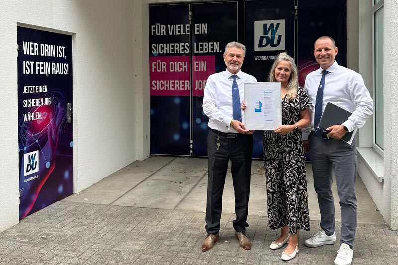 Das Foto zeigt die Übergabe des Bonitätszertifikats durch Kathrin Witte, Repräsentat der Creditreform, an die Geschäftsführer Siegmund und Nico Bäsler.